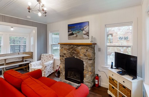 Tahoma House | New listing! Efficient home away w/ spacious deck & full kitchen - dogs ok!