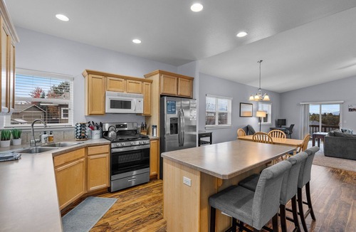 Boyd Acres House | New Listing! Mountain Views ~ Dog Friendly ~ Fireplace ~ Fenced Yard!
