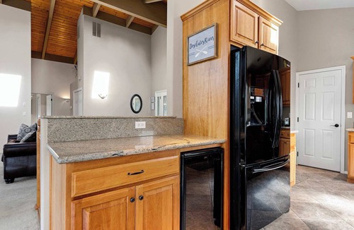 Three Rivers House | NEW LISTING| Riverfront Retreat | Peaceful Luxury on the Deschutes River