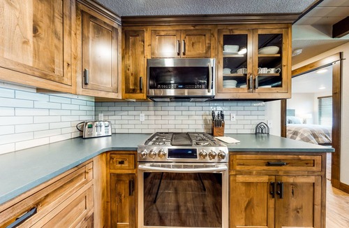 Tennis Village House | New listing! Updated lodge w/ lovely interior within walking distance of Village