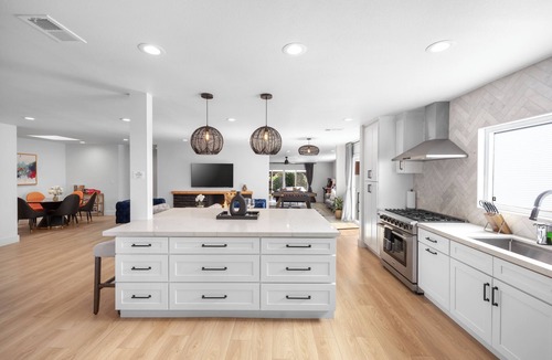 Fullerton House | NEW Lux 5BR Villa Near Disney, Knotts, LA, OC w/Hot Tub & Games