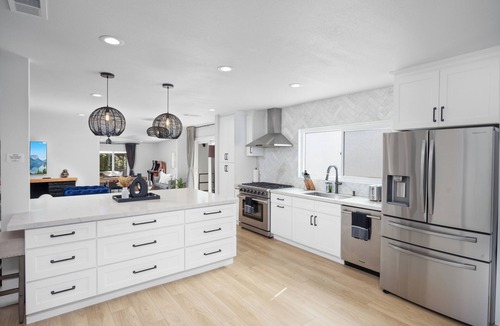 Fullerton House | NEW Lux 5BR Villa Near Disney, Knotts, LA, OC w/Hot Tub & Games