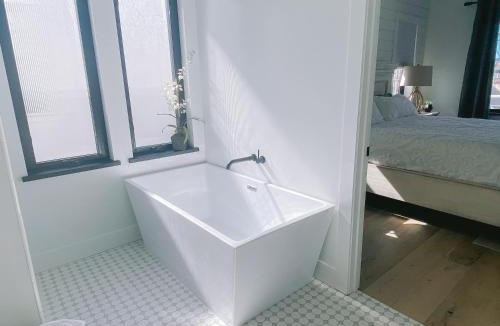 Oceano Villa | New Luxurious Home! Hot Tub! 2 min walk to Beach!