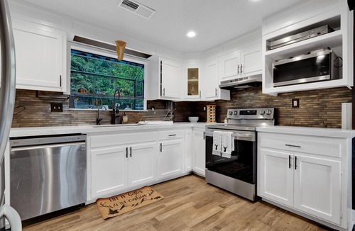 Croft Cabin | NEW! Luxury Cabin W/Deck, views & Playground! Pool, Slots, Fun, Snow !