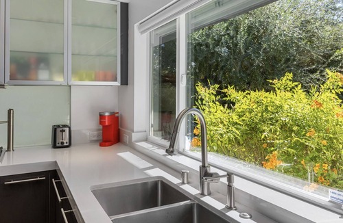 Tahquitz River Estates House | NEW! Luxury Palm Springs Mid-Century Modern Home w/Large Resort-Style Yard ·