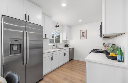 Normal Heights Apartment | *NEW*Modern 1King 1Queen Garage WIFI Central