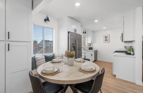Normal Heights Apartment | *NEW*Modern 1King 1Queen Garage WIFI Central