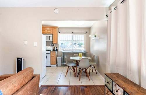 Poets Corner Apartment | New Modern 2BR Home | Near UC & Parks + Parking