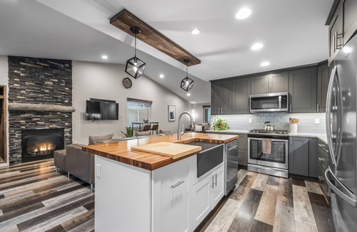 Southwest Bend House | New! Modern Home ~ Hot Tub ~ Close to Old Mill & Trails!