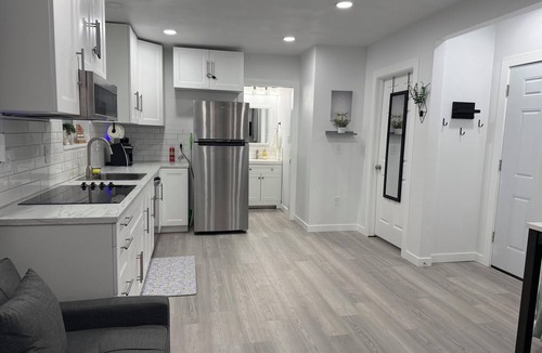 Hillsboro House | New & Modern, Private Fenced & Gated, Pet Friendly