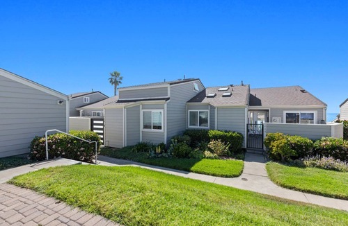 Leucadia House | NEW RENO OCEAN FRONT -AC, direct beach access, heated pool, hot tub, pickle ball