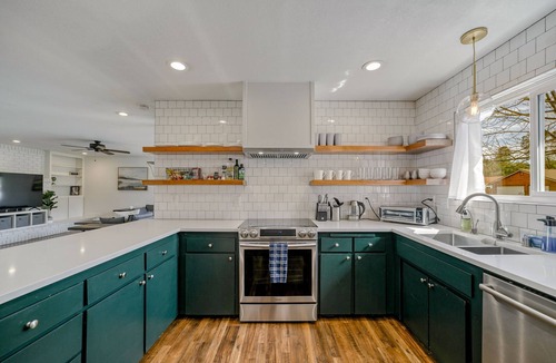 Lake Redding House | *NEW* 🌄Riverside Retreat🌅 with Pool & Hot Tub
