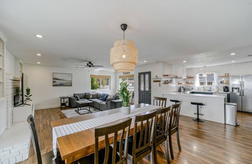 Lake Redding House | *NEW* 🌄Riverside Retreat🌅 with Pool & Hot Tub