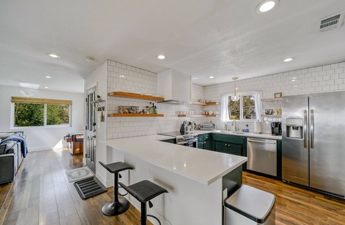 Lake Redding House | *NEW* 🌄Riverside Retreat🌅 with Pool & Hot Tub