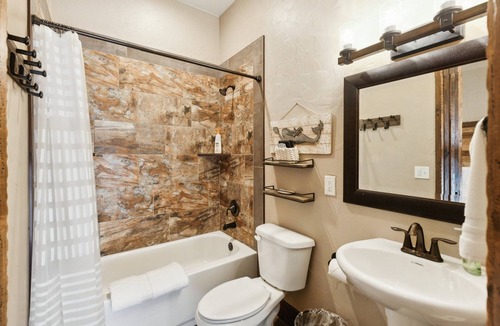 Hildale Cabin | NEW! Room 14 - Capital Reef by Zion Cliff Lodge