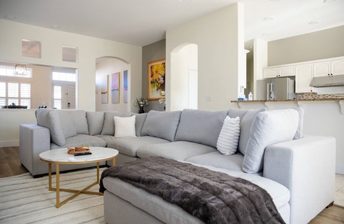 Reno House | NEW Roomy Upscale, Mt. Rose Ski/Tahoe 25-Min, XL Sofa and 2 Work Desks