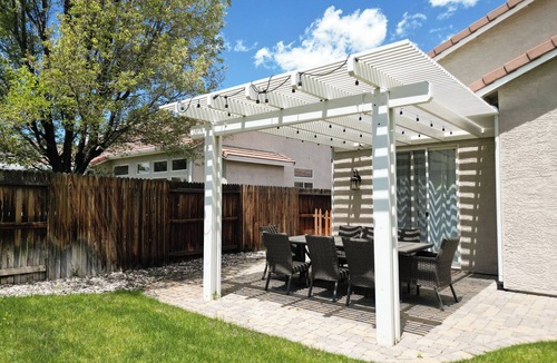 Reno House | NEW Roomy Upscale, Mt. Rose Ski/Tahoe 25-Min, XL Sofa and 2 Work Desks