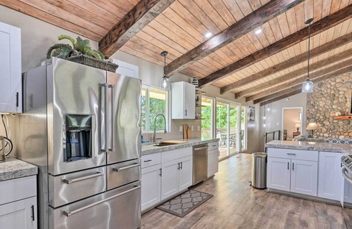 Glencoe Cabin | NEW! Spacious Golf Course Cabin w/ Pond Fishing!