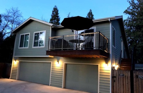 Folsom House | New Sunset Loft Guest House-Old Folsom-Kind Bed