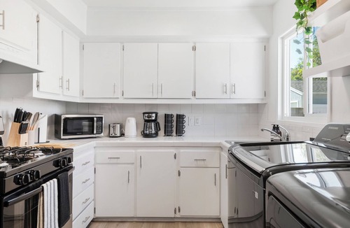 Covina House | NEW Tranquil Escape - Hot Tub, BBQ, Near LA & Disney