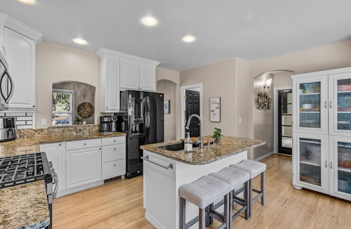 Old Farm District House | New! Wildwood Manor ~ Salt Water Hot Tub ~ Dog Friendly ~ Fire Pit