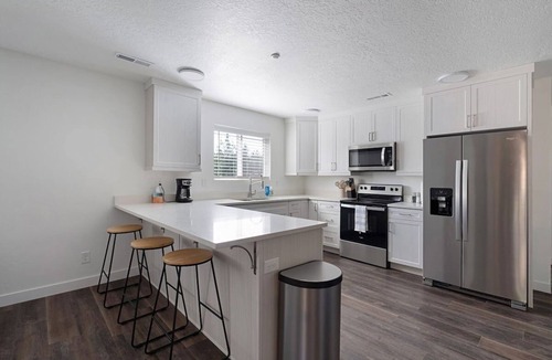 Hildale Apartment | Newly Built 3BR/2BA Full of Amenities: Pool, Hot Tub, Sauna, 1 hr to Zion