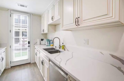 Mid Central Condo | Newly Built Pasadena Retreat Parking Great Location