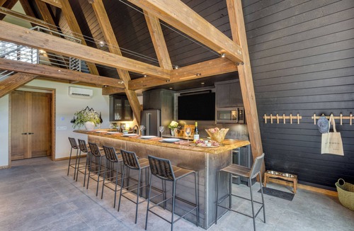 La Pine House | Newly Built Sauna Hot Tub Cold Punge | Lazy River Glamp-House by AvantStay