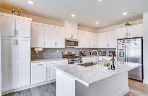 Tracy House | Newly Built Tracy Home w/Backyard + Pool Access!