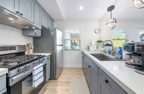 Mid Central House | Newly Refreshed Designer House in Pasadena with Outdoor Kitchen & King Bed & AC