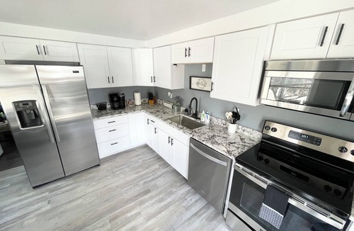 Orangeville House | Newly remodeled cozy 2-bedroom bungalow in Orangeville with central heat and A/C