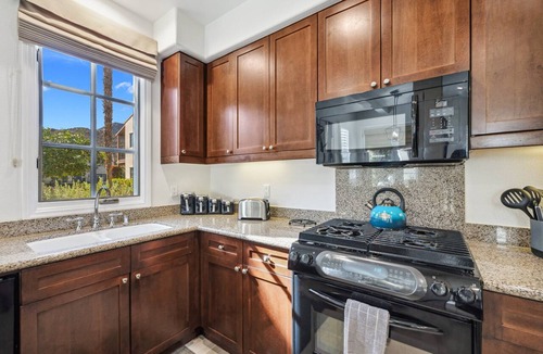 La Quinta Condo | Newly Remodeled! Single Story Townhome, Spanish Fountain View, Pet Friendly! - Lower (H90-2)