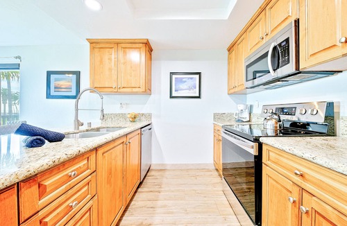Balboa Peninsula House | Newport condo on the boardwalk with oceanfront balcony & views