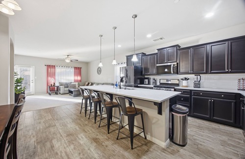 Greenacres House | Nice 1-bedroom in 4 bedroom- house with AC in welcoming Bakersfield