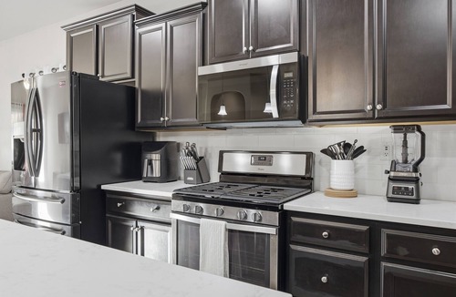 Greenacres House | Nice 1-bedroom in 4 bedroom- house with AC in welcoming Bakersfield