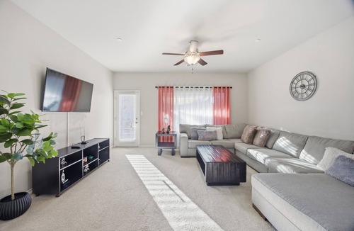 Greenacres House | Nice 1-bedroom in 4 bedroom- house with AC in welcoming Bakersfield