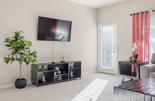 Greenacres House | Nice 1-bedroom in 4 bedroom- house with AC in welcoming Bakersfield