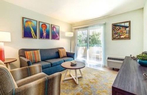 Mission Valley Resort | Nightlife, fine dining, corner cafés & designer boutiques!