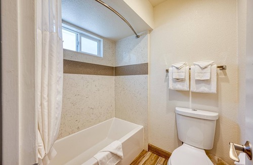 San Luis Obispo House | Non-Smoking 3 Queen Beds Suite