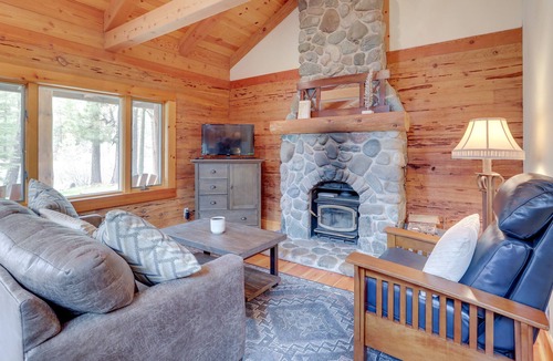Sloat Cabin | Northern California Vacation Rental w/ River Views