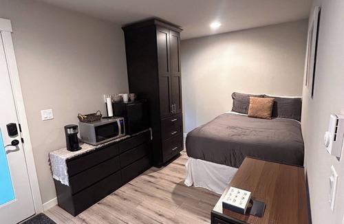 Troutdale House | nTranquil - Studio unit w/kitchenette - Walking distance to Edgefield Concerts