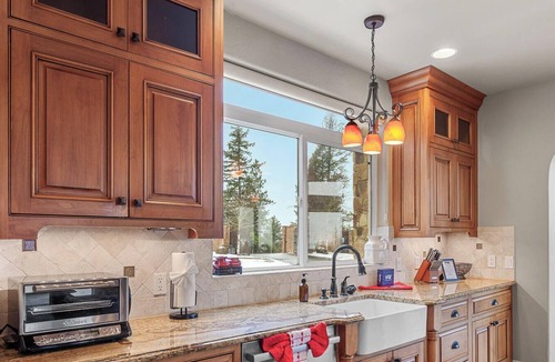 Harrison House | NW Tuscan Retreat — 180° Vistas & Private Hot Tub