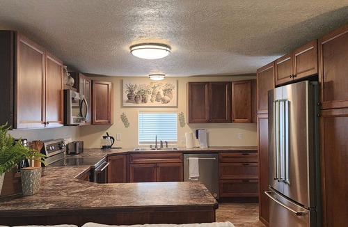 Dallas House | Oak Creek Acres 3-bedroom house on 12 acres just outside of Dallas Oregon