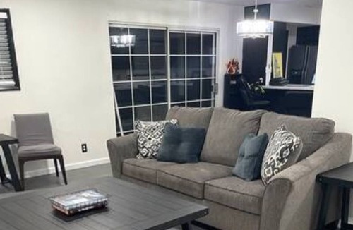 Orange House | OC Prime Spot! 3bd Hot Tub+ Dog Friendly, Weekend Rates