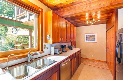 Trinidad House | 🌲🌊 Ocean Forest Retreat – Beautiful Redwood Home w/expansive deck near Moonstone Beach