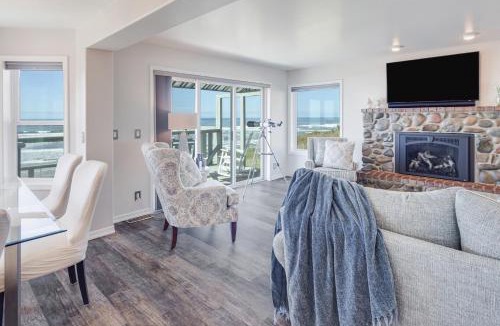 Yachats House | Ocean Front Home! Hot Tub! Stone's Throw
