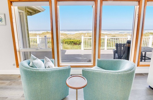 Bayshore House | Ocean Front with Hot Tub, Dog Friendly!