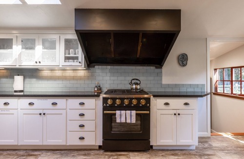 Albion House | Ocean View 7 Acre - Historic Home w/6+bds & 6+ba. 5000 sq ft- Like none other!