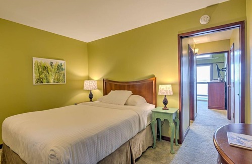 Otter Rock Hotel | Ocean-View Mini Suite with Queen Bed