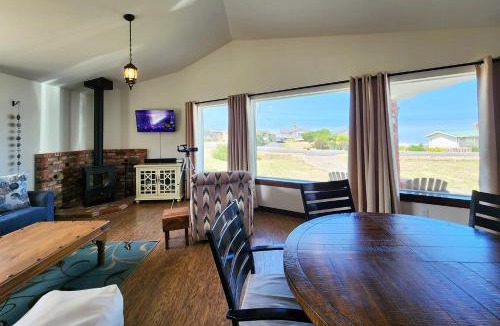 Yachats House | Ocean View, Walk to Everything! Dog Friendly! Wheelhouse Cottage